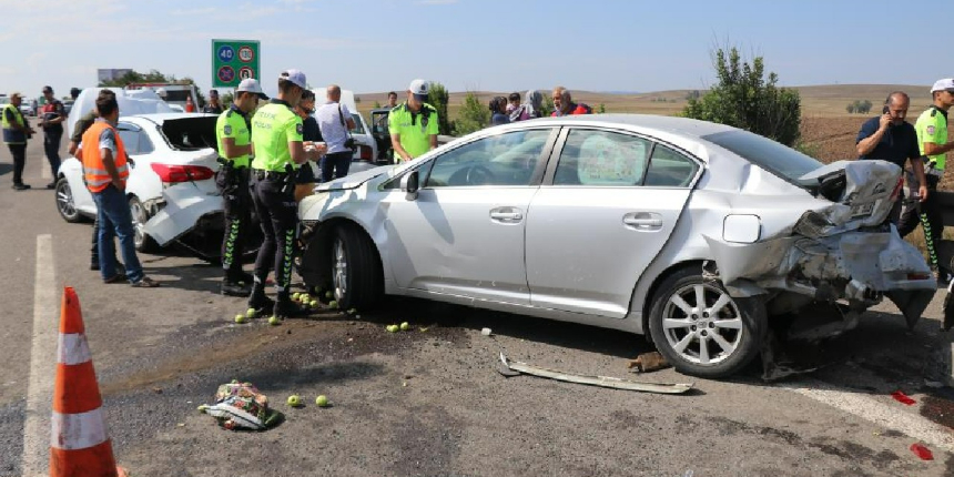 6 araç birbirine girdi, TEM Otoyolu savaş alanına döndü