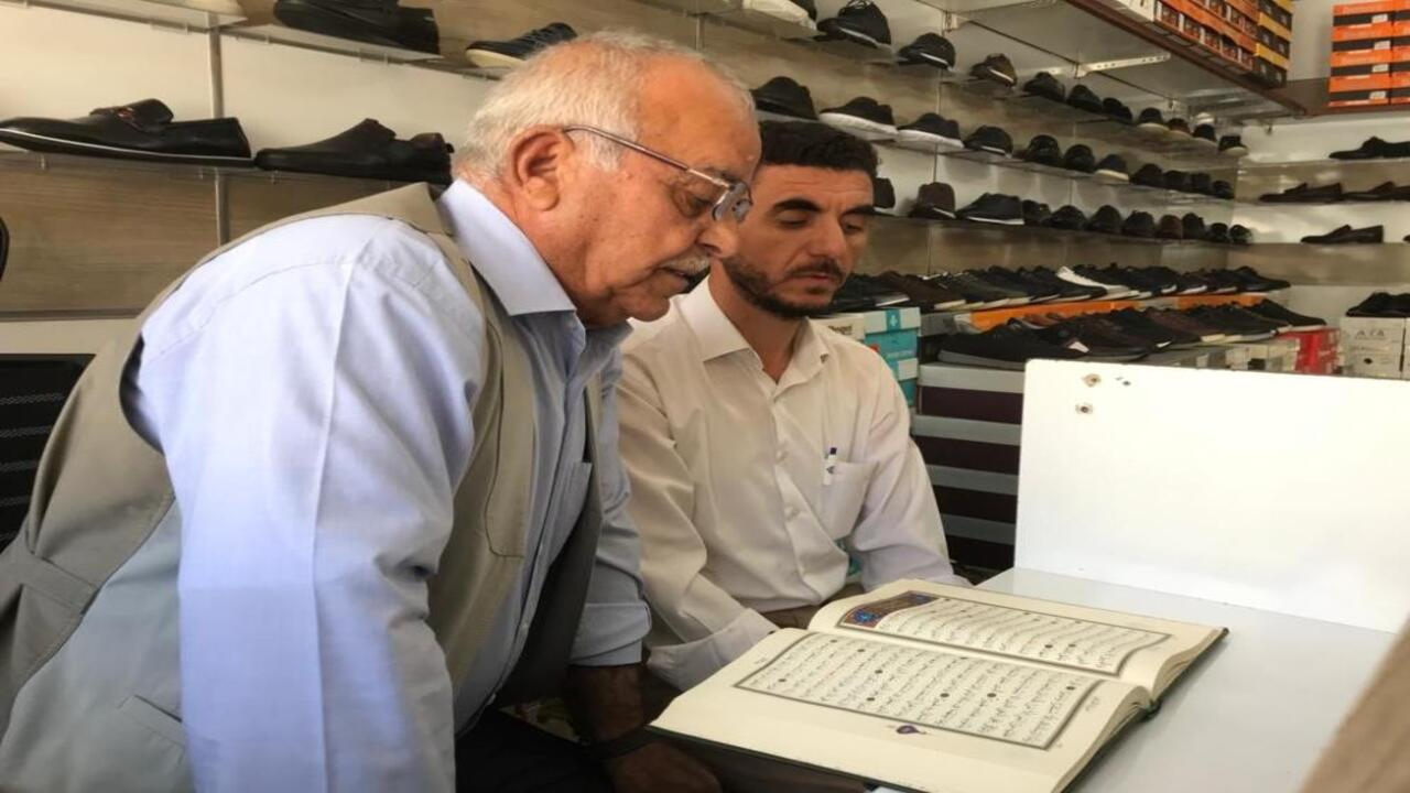 70 yaşındaki esnaf ayağına kadar gelen imam ile Kur'an-ı Kerim öğrendi