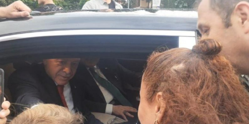 Cumhurbaşkanı Erdoğan 'Tayyip dede' diye seslenen çocuklar için aracını durdurdu