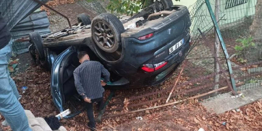 Sancaktepe'de kontrolden çıkan otomobil okul bahçesine uçtu: 2 yaralı