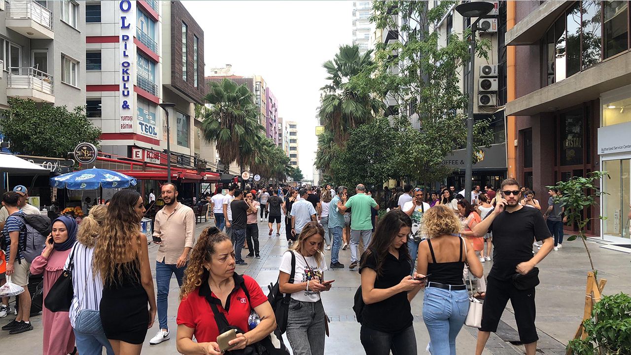 Kuşadası'nda depremler sonrası panik yaşandı: Vatandaşlar sokağa döküldü