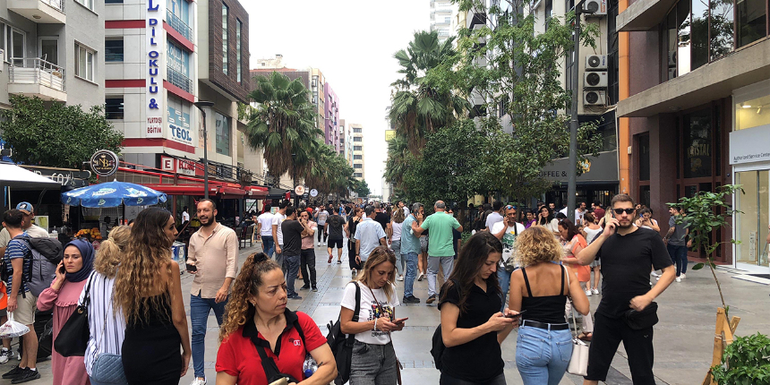 Kuşadası'nda depremler sonrası panik yaşandı: Vatandaşlar sokağa döküldü