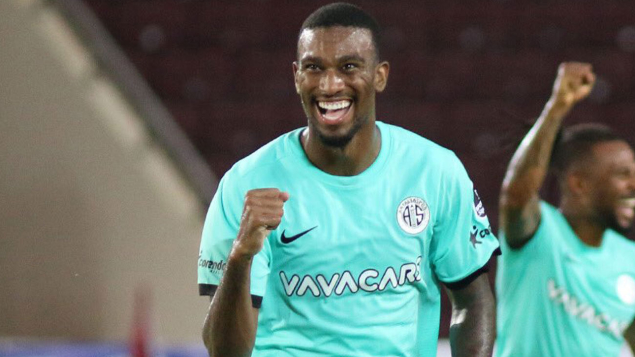Fraport TAV Antalyaspor'da ABD'li forvet Haji Wright atıyor, puanlar geliyor