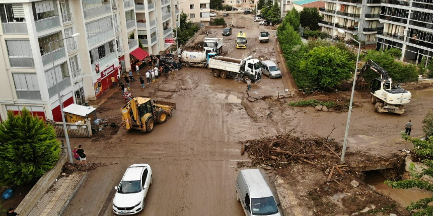 Mudanya'da kara ile deniz birleşti! Ortalık savaş alanına döndü