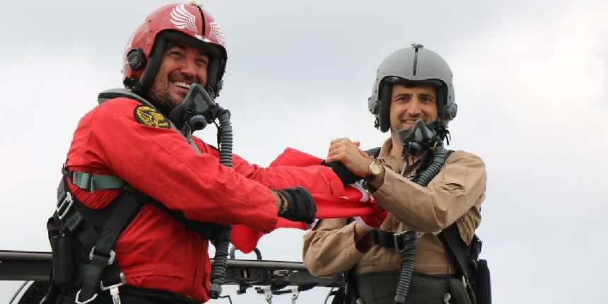 Selçuk Bayraktar’ın ikinci pilot olarak görev yaptığı HÜRKUŞ ile Akıncı kol uçuşu yaptı