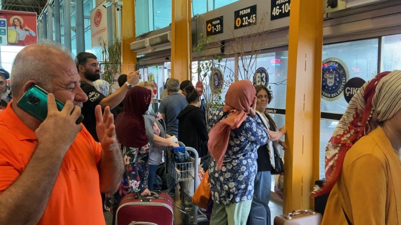 Bursa'da korku dolu anlar: Yıldırım otobüs terminaline düştü! Çatı çöktü, ağaçlar yıkıldı!
