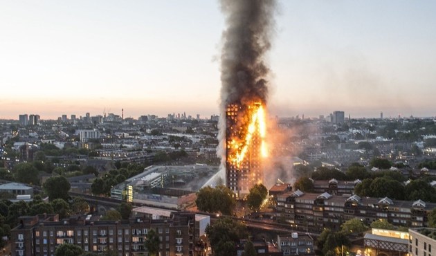 Londra'da 5 binaya yangın tahliyesi...