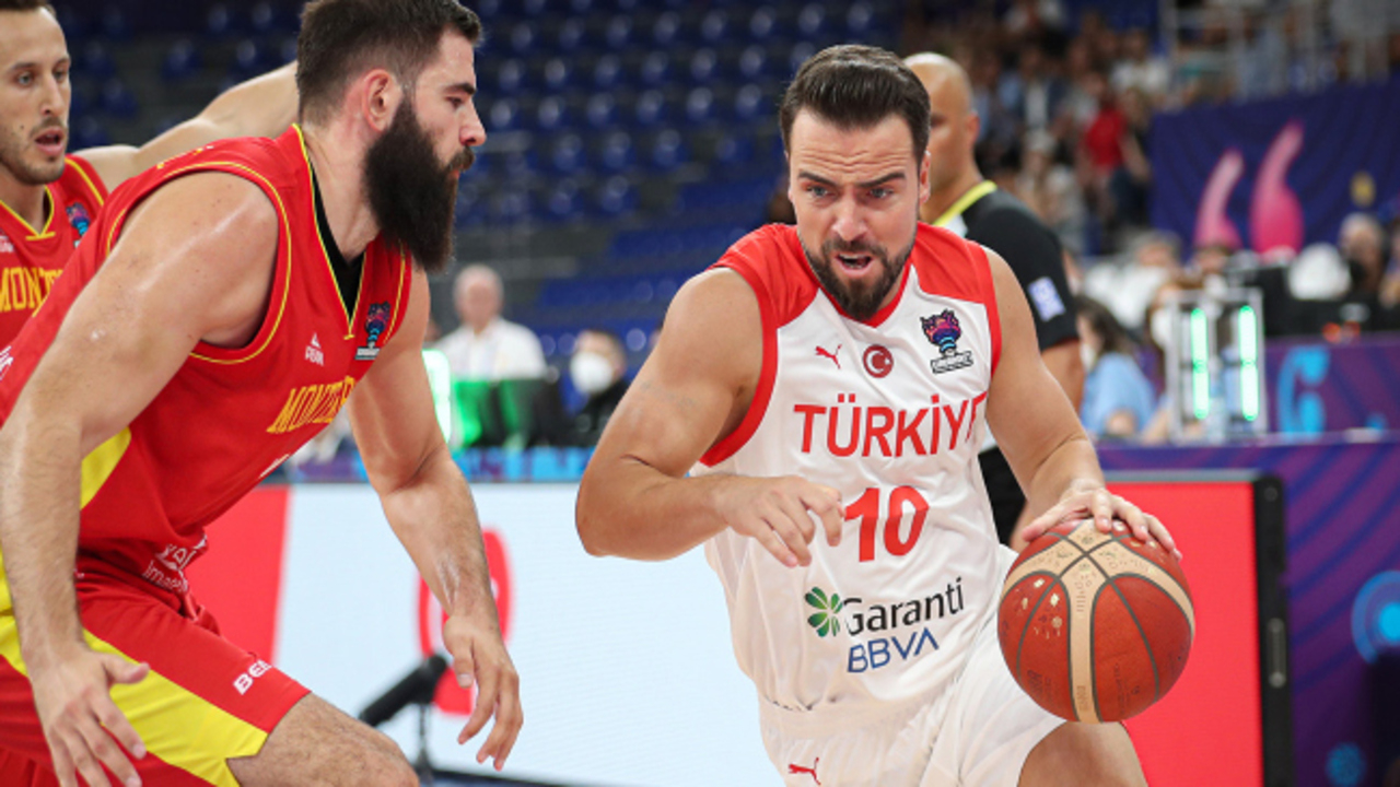12 Dev Adam Avrupa Şampiyonası'na galibiyetle başladı! Karadağ karşısında 72-68 kazandı