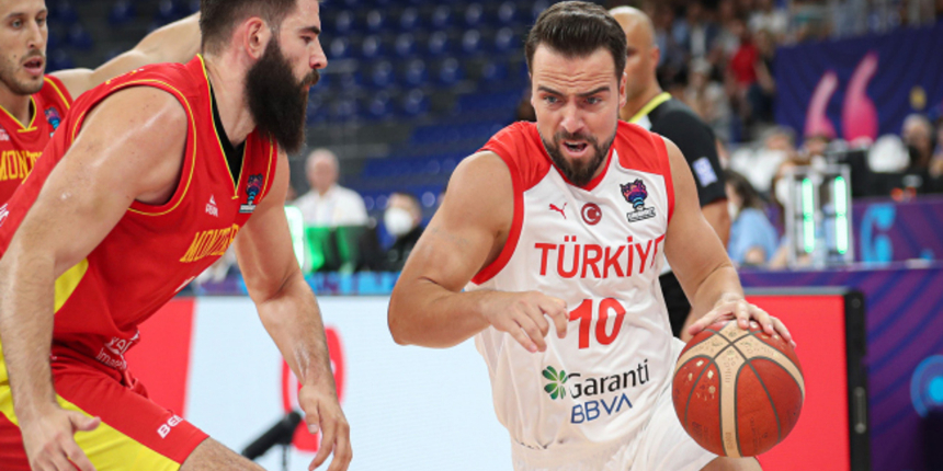 12 Dev Adam Avrupa Şampiyonası'na galibiyetle başladı! Karadağ karşısında 72-68 kazandı