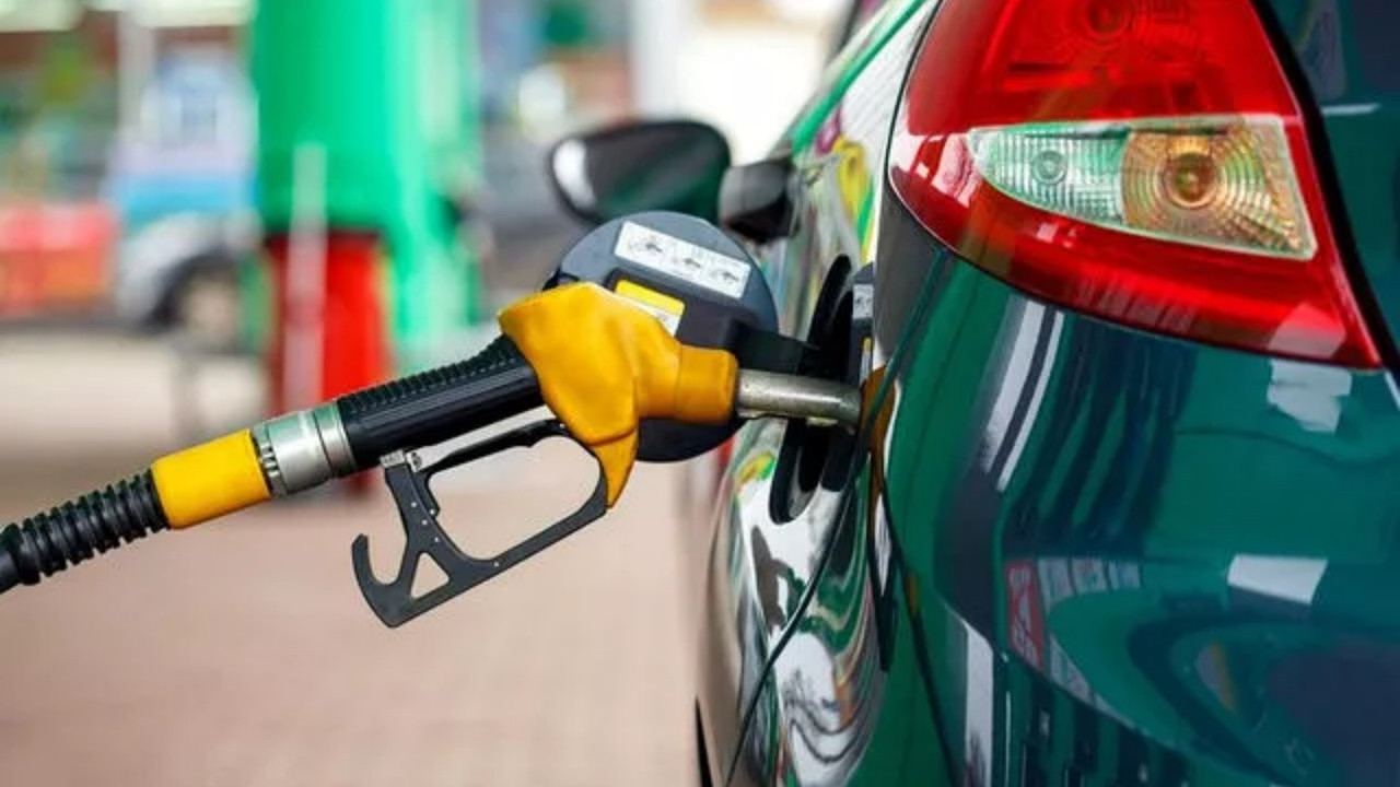 Akaryakıta çifte indirim: Benzin ve motorinin litre fiyatı düştü! İşte güncel rakamlar...
