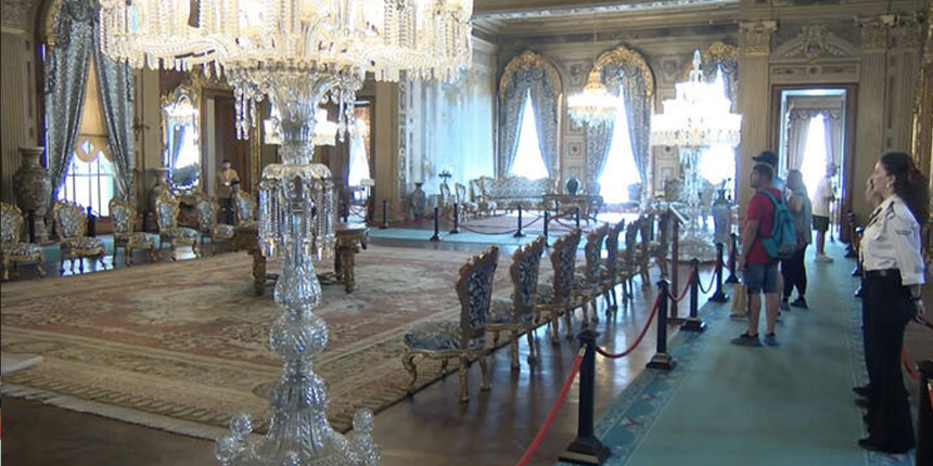 Dolmabahçe Sarayı'nın 166 yıllık şamdanlarına özel bakım: Tek tek çıkarılıp temizleniyor