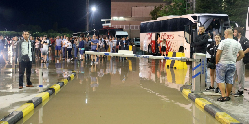 Kapıkule Gümrük Sahası'nı su bastı, yurt dışına çıkışlar durdu!