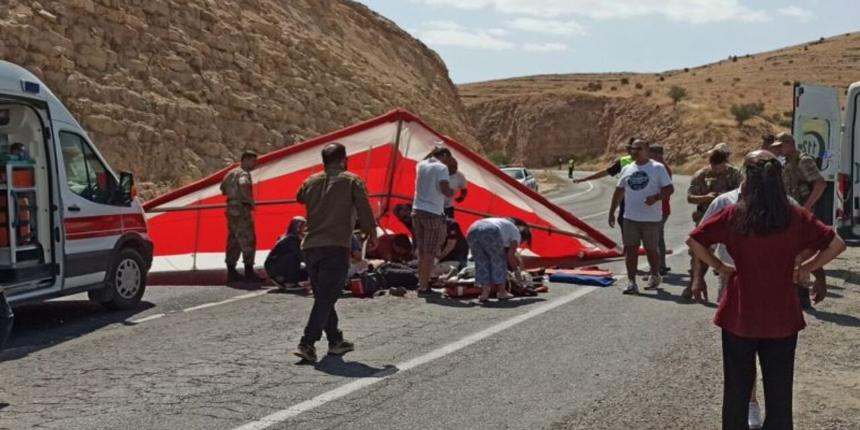 Batman’da feci olay! 2 yamaç paraşütçüsü karayolunun ortasına çakılarak hayatlarını kaybetti