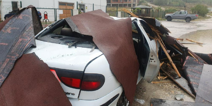 Kastamonu’da fırtına! Çatı, araçların üzerine uçtu, 3 kişi yaralandı