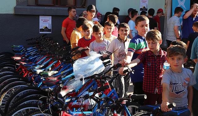 TÜGVA'dan sabah namazı kılan çocuklara anlamlı hediye!