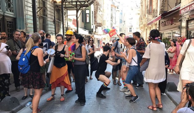 Eşcinseller Taksim'de "Onur Yürüyüşü" için toplandı, polis müdahale etti / VİDEO