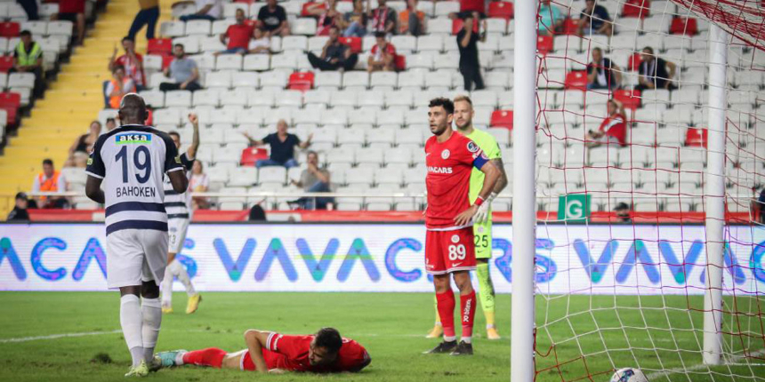 Deplasmanda Antalyaspor'u 2-0 yenen Kasımpaşa 3 puanı hanesine yazdırdı...