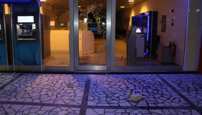 ‘Banka benim’ diyerek bankanın camı kırıp içeri girip oturdu