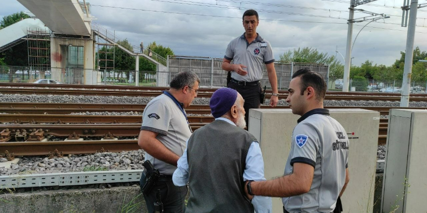 Bileti olmadığı için trene alınmadı, tren yoluna çıkarak 1 kilometre yürüdü