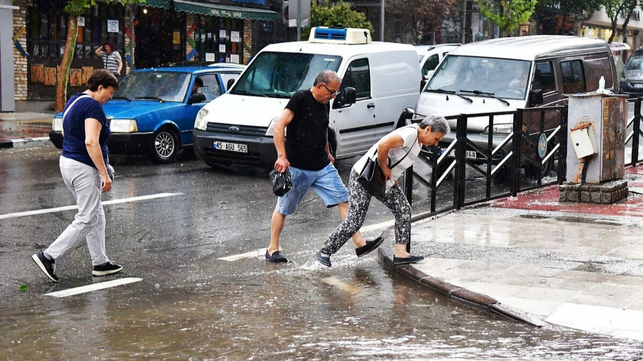 Meteoroloji'den 8 ile sarı ve turuncu kodlu uyarı: Sonbahar tam anlamıyla geldi... Gün boyu sağanak etkili olacak...