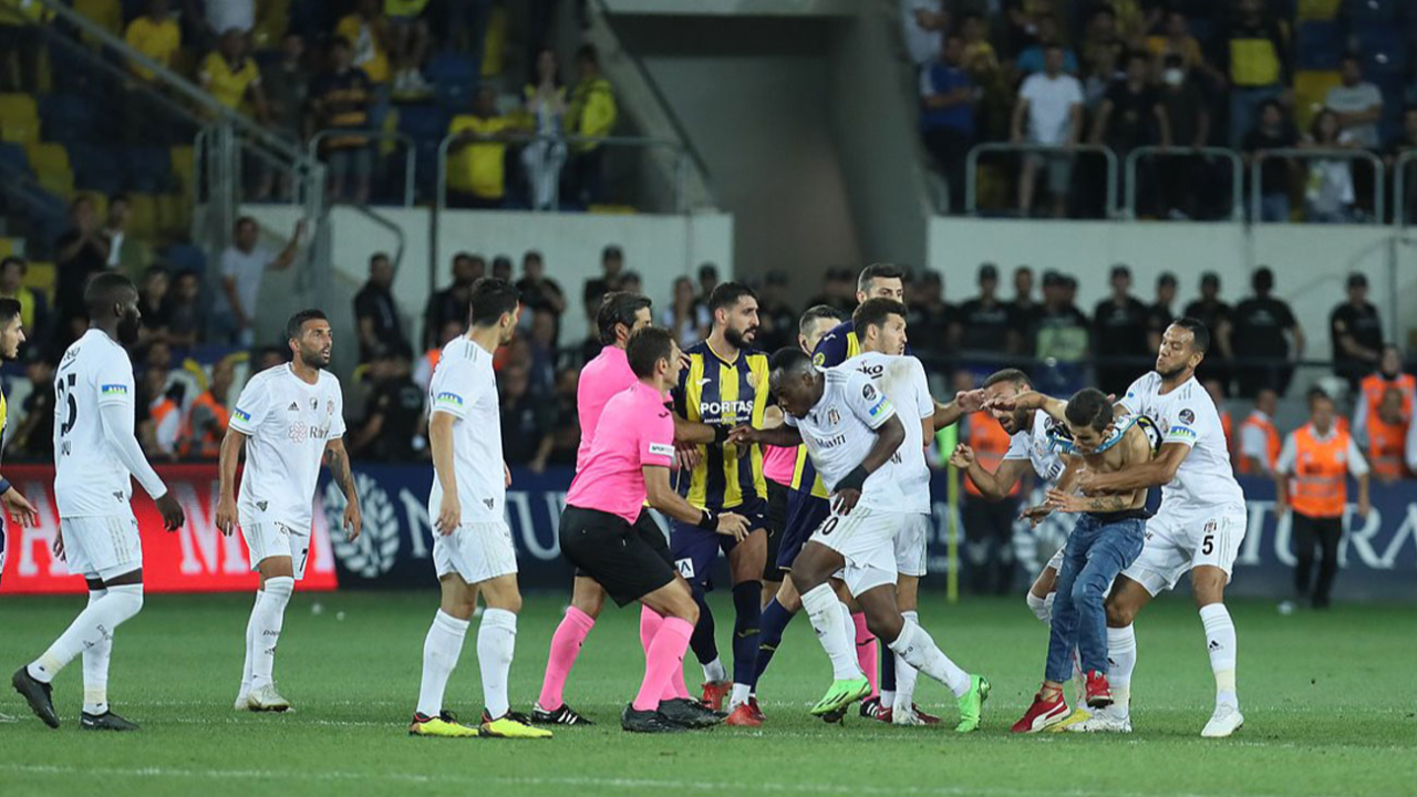 Ankaragücü -Beşiktaş maçının ardından olay çıktı! Sahaya inen taraftardan uçan tekme