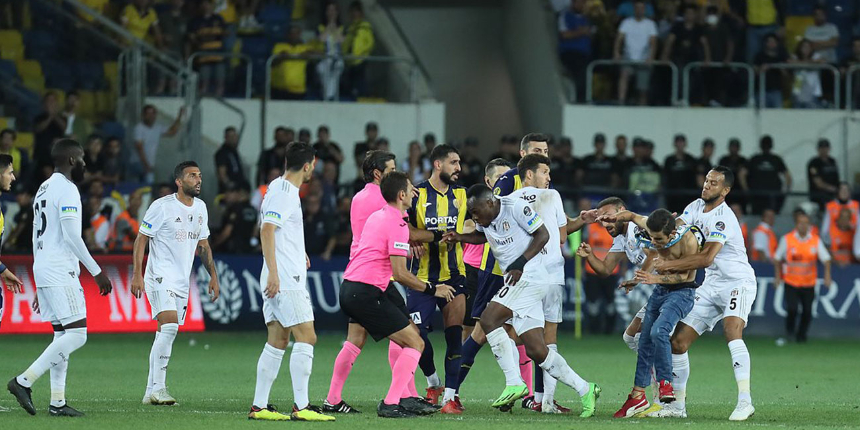 Ankaragücü -Beşiktaş maçının ardından olay çıktı! Sahaya inen taraftardan uçan tekme