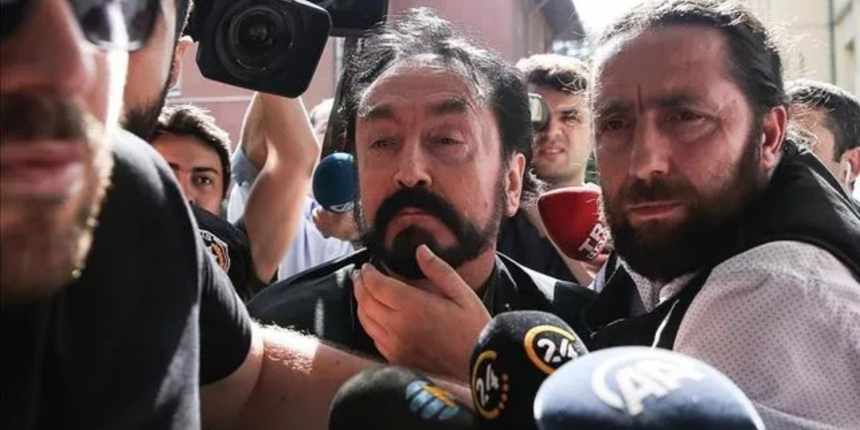 Adnan Oktar yeniden hakim karşısında! Savunmada ilginç sözler: Bu durumdan çok memnunum, tam bir rezalet oldu!