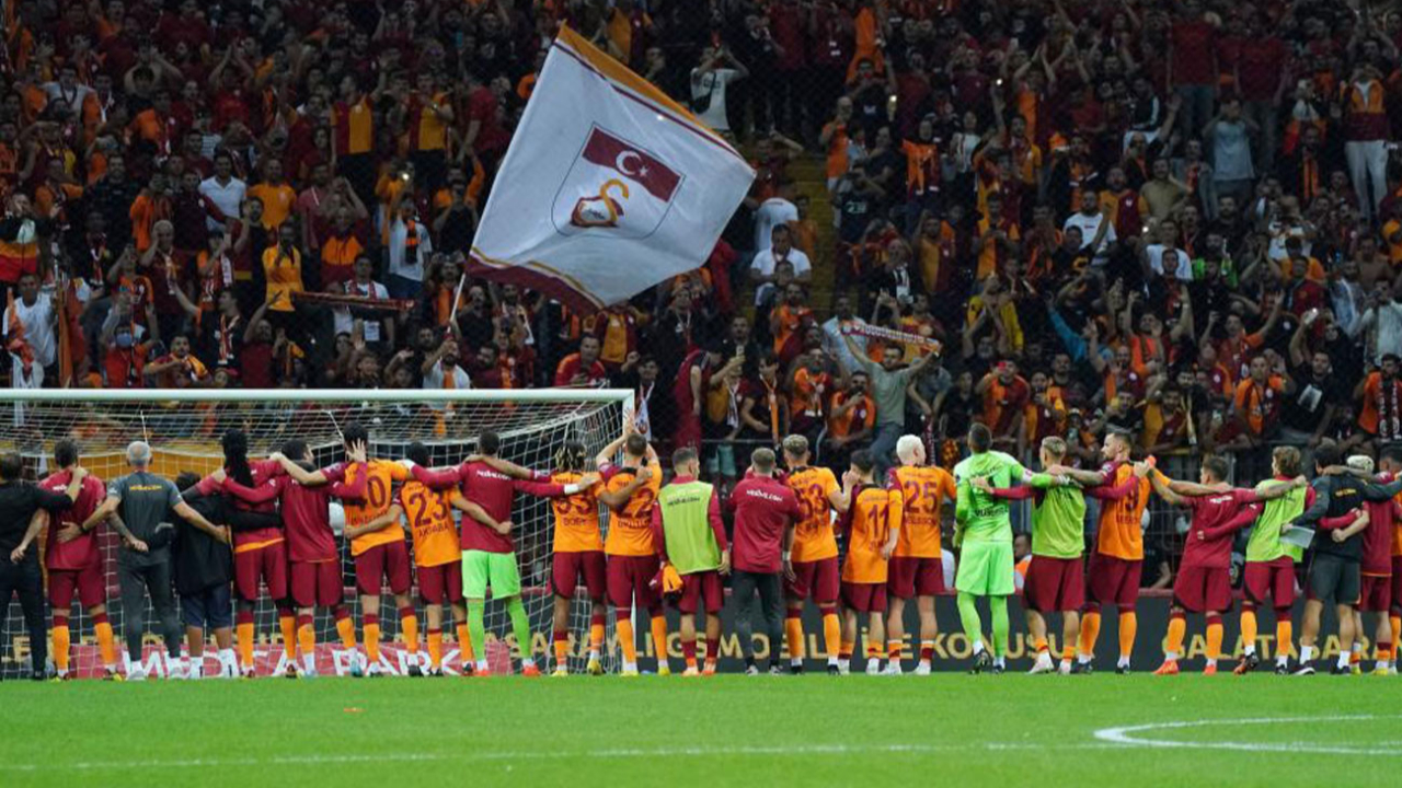 Galatasaraylı futbolcular ve Okan Buruk, galibiyeti taraftarlarla kutladı