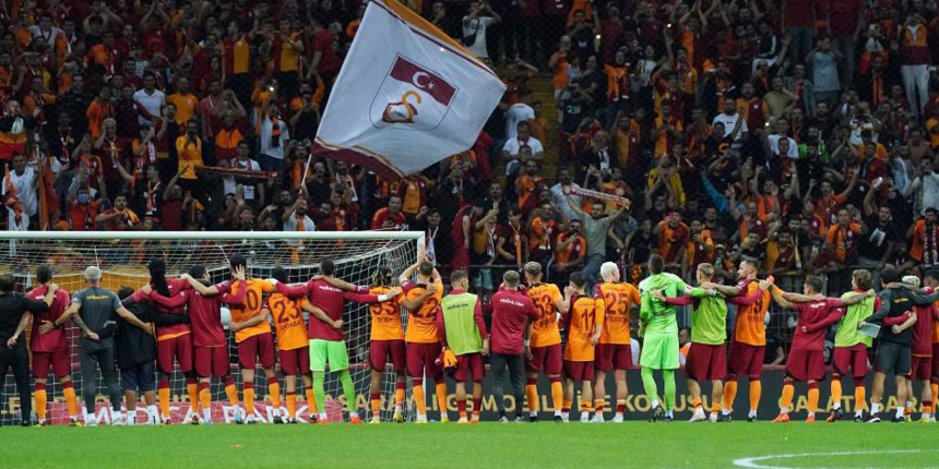 Galatasaraylı futbolcular ve Okan Buruk, galibiyeti taraftarlarla kutladı