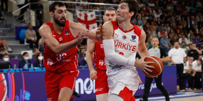Ergin Ataman ve Furkan Korkmaz'ın ihraç edildiği maçta 12 Dev Adam yenildi
