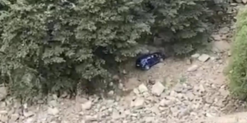 Sürücü fotoğraf çekmek için indi, cip uçuruma yuvarlandı: 1 ölü