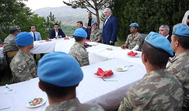 Başbakan terörist grubu imha eden komandolarla bayramlaştı!