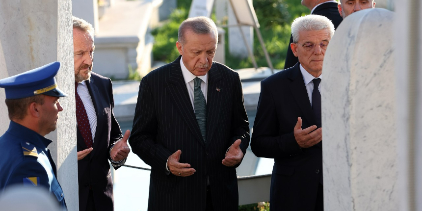 Cumhurbaşkanı Erdoğan, Aliya İzzetbegoviç'in mezarını ziyaret etti