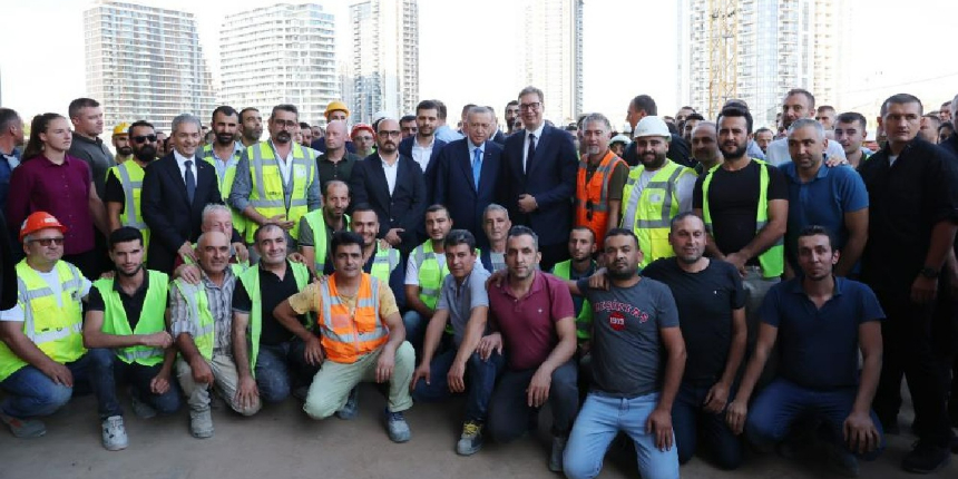 Cumhurbaşkanı Erdoğan'a Belgrad Kulesi’nde Türk işçilerden sloganlı karşılama
