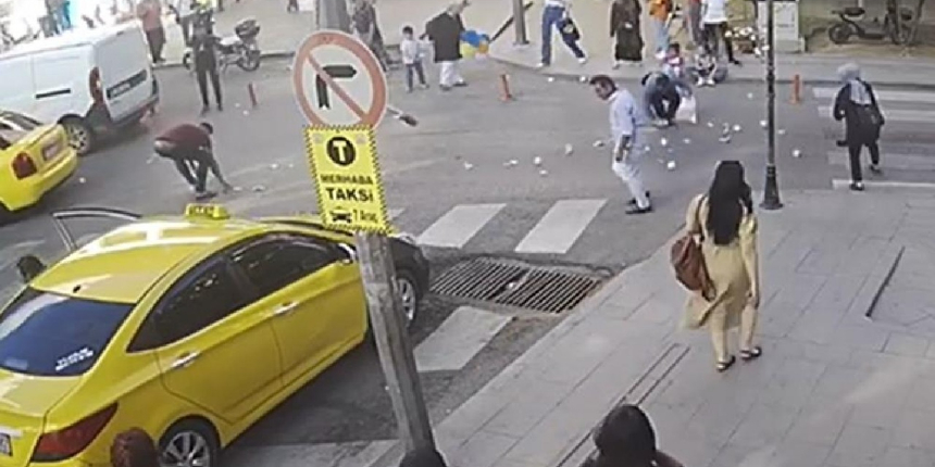 Bankaya giderken elindeki paralar rüzgarla savruldu!