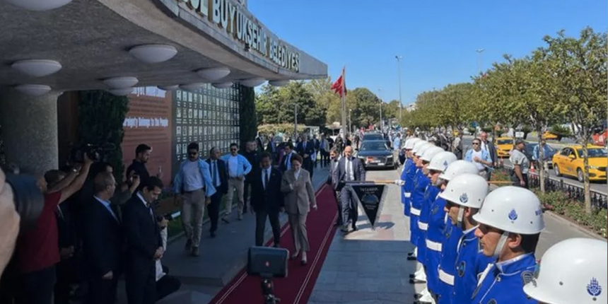 İYİ Parti Genel Başkanı Akşener, İmamoğlu'nu ziyaret etti: İBB binası girişinde böyle karşılandı
