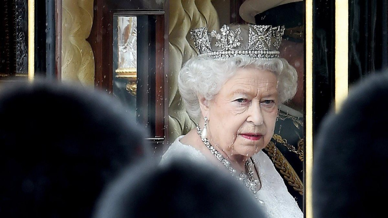 İngiltere Kraliçesi Elizabeth hastaneye kaldırıldı! Doktorları endişeli...