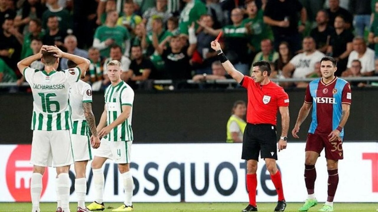Ferencvaros - Trabzonspor maçında kırmızı kart pozisyonu! İşte rakibin 10 kişi kaldığı an