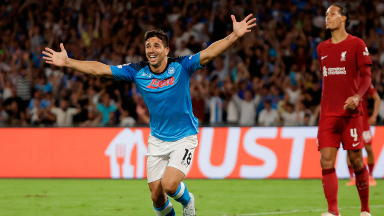 Napoli'den gözdağı! Son finalist Liverpool'u evinde 4-1 mağlup etti