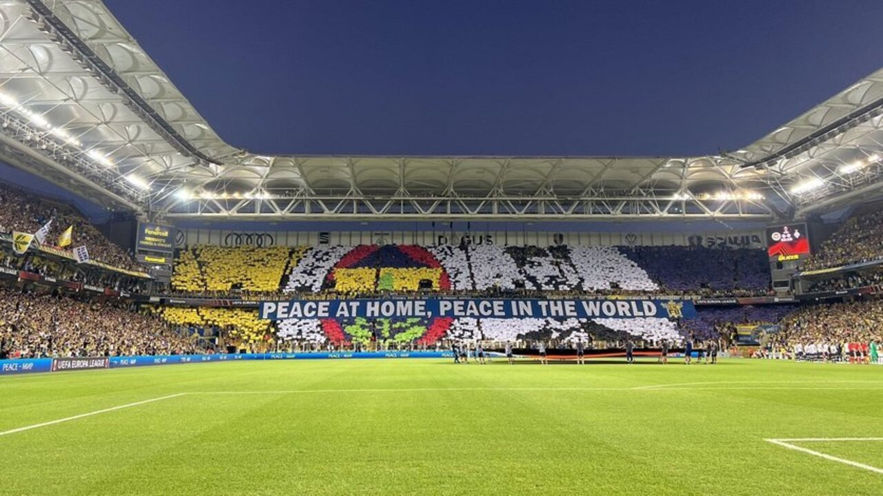 Fenerbahçe taraftarından anlamlı koreografi! Kadıköy'den dünyaya barış mesajı