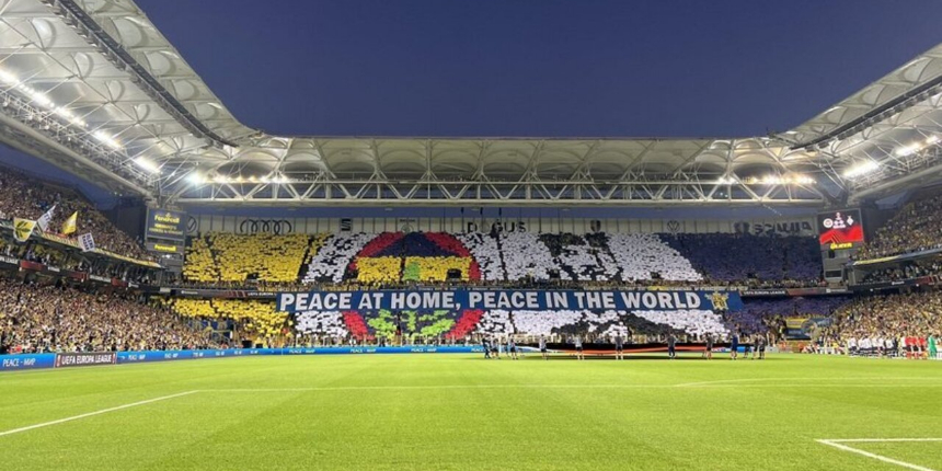 Fenerbahçe taraftarından anlamlı koreografi! Kadıköy'den dünyaya barış mesajı