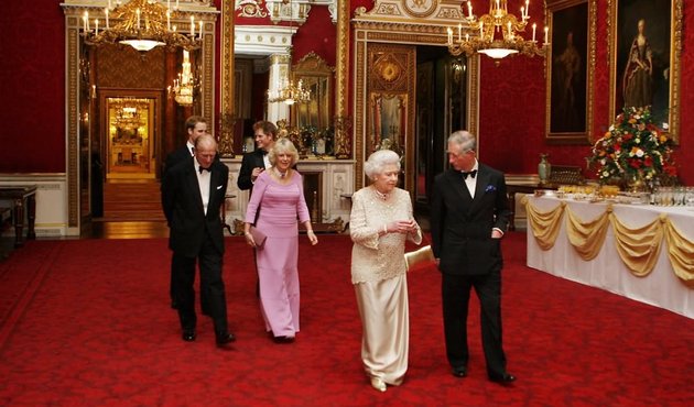 BBC uyuma! Buckingham Sarayı'nda çok fazla 'altın' var