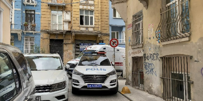 Beyoğlu’nda kötü koku yayılan evden ceset çıktı