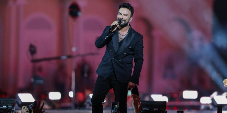Tarkan'ın koltuktaki aile pozu ortalığı yıktı geçti: 1 saatte 10 bin yorum yağdı