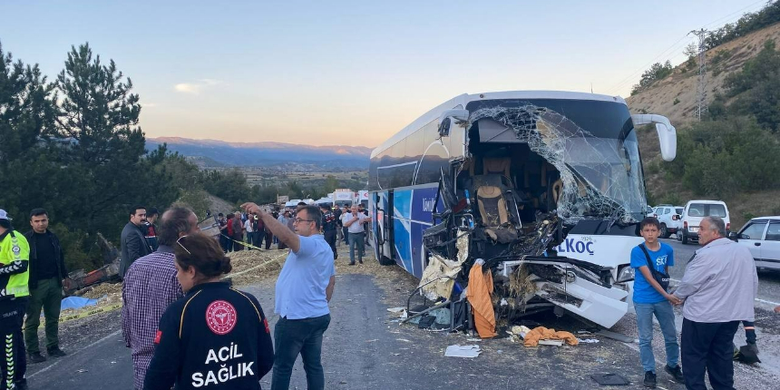 Kastamonu’da yolcu otobüsü ile traktör çarpıştı: Ölü ve yaralılar var