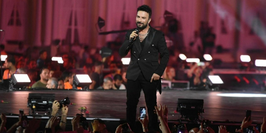 İzmir'de Tarkan'a şok! Hayranı sahneye atladı