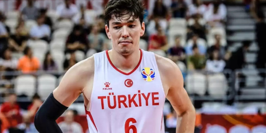 Fransa'ya 1 sayı farkla yenildikten sonra gözyaşlarını tutamayan Cedi Osman'a tepkiler dinmiyor