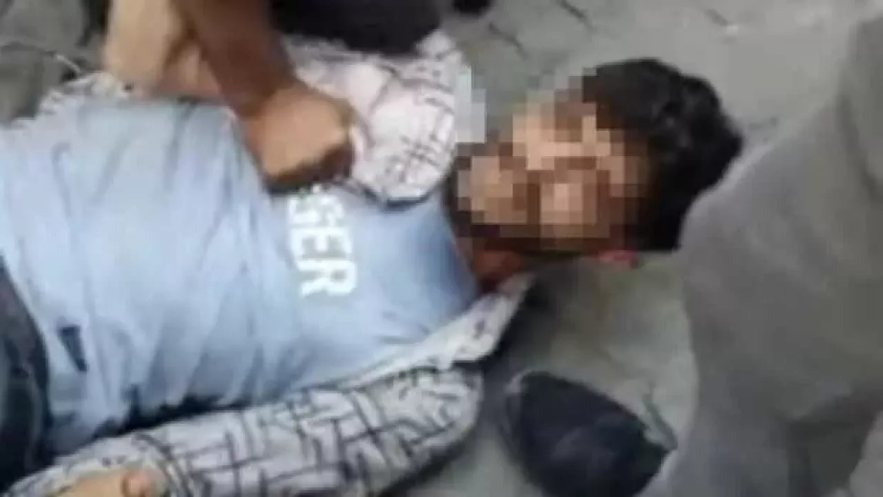 Eminönü'nde ortalığı karıştıran taciz iddiası: Kadınlar yerde tekmeledi!