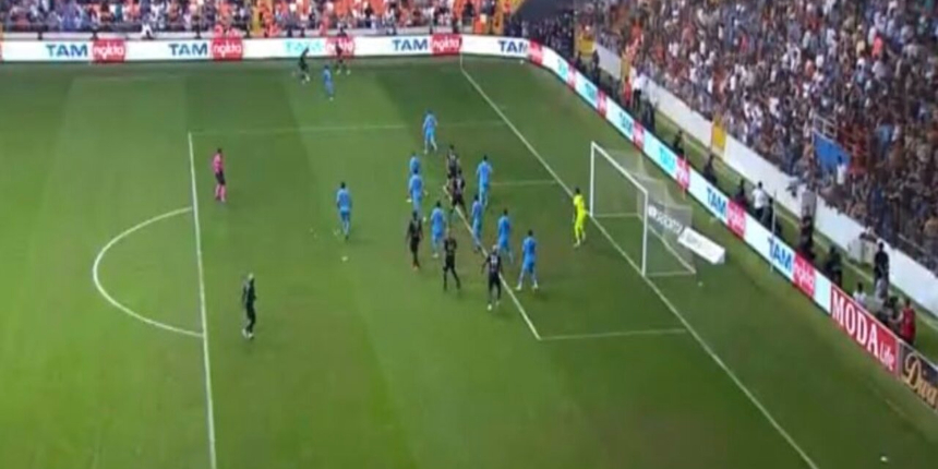 A. Demirspor - Trabzonspor maçında çok ilginç an! Futbol tarihinin en saçma gol iptali gerçekleşti