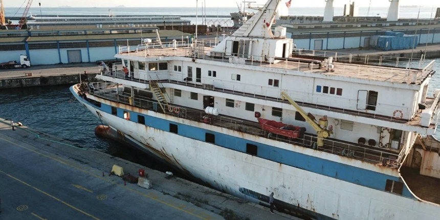Yunan Sahil Güvenlik güçlerinin ateş açtığı gemi Anatolian'da saldırının izleri böyle görüntülendi